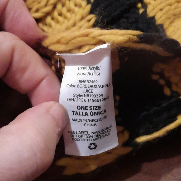 CABLE  KNIT SCARF  OBLONG  NO BOUNDARIES. - Picture 3 of 4